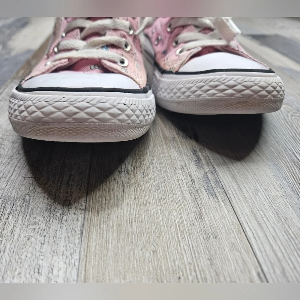 Converse x Hello Kitty Sanrio Low Sneakers Girls Youth 2 Pink + White